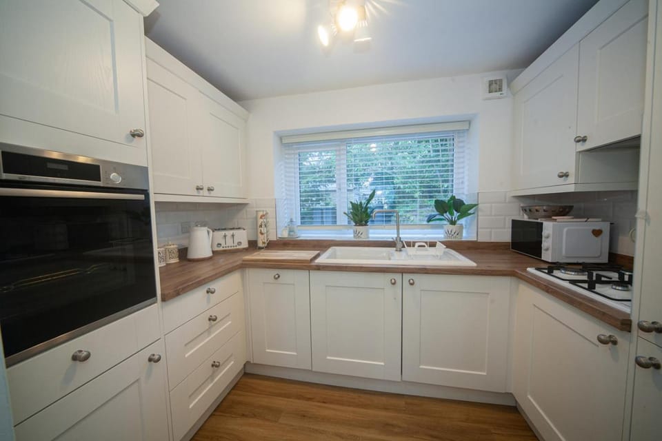 Coffee/tea facilities, Kitchen or kitchenette, dishwasher, oven, stove, toaster