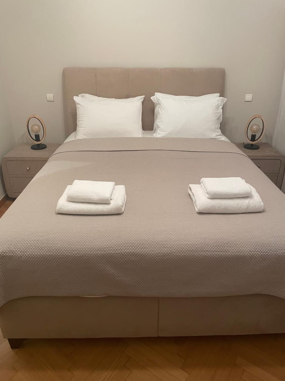 Bed, Bedroom, towels