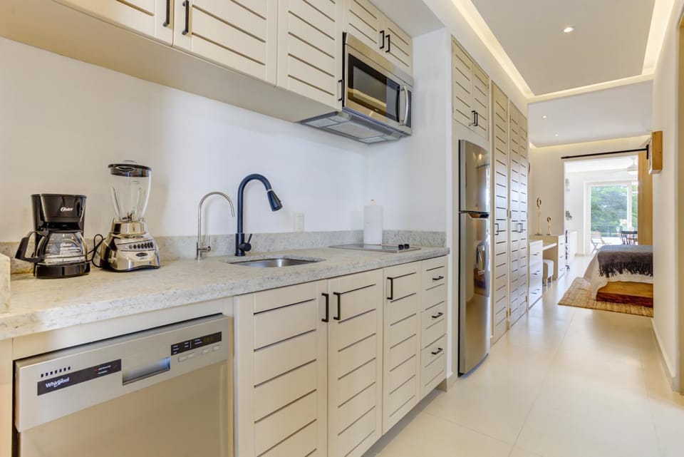 Coffee/tea facilities, dishwasher, microwave, stove, kitchen
