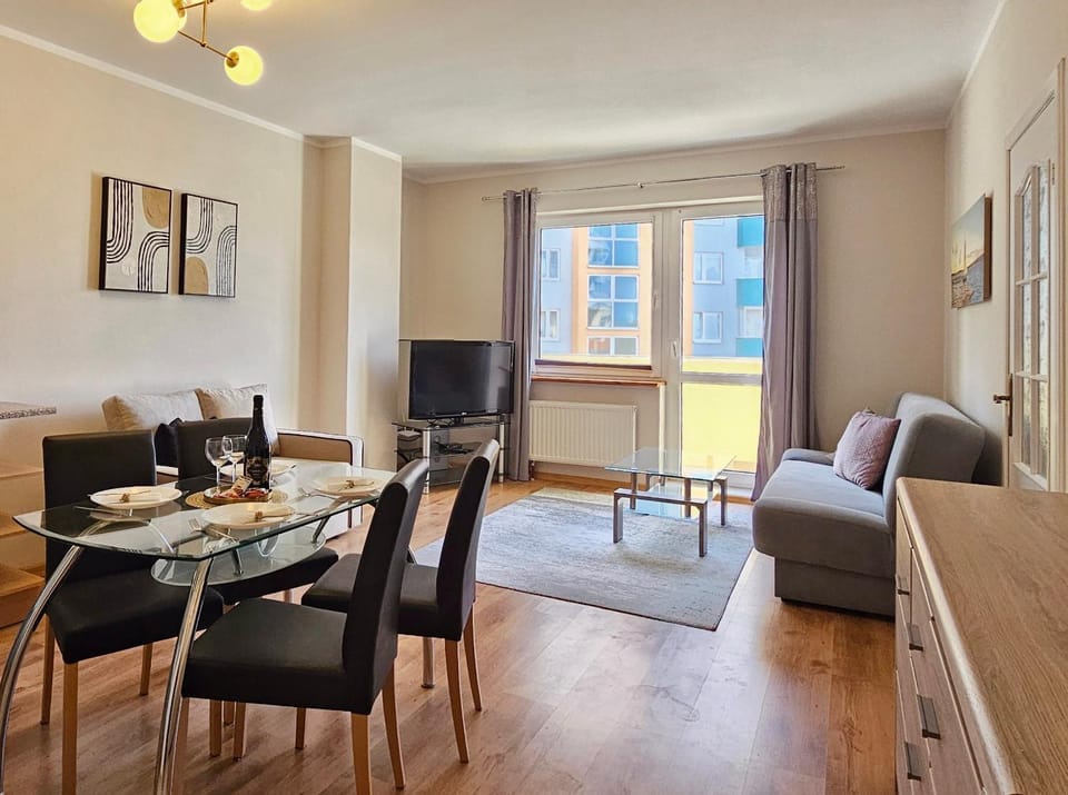 HolidayHomePL Statek 210 z sypialnią i dwoma balkonami 100m od plaży Apartment in Miedzyzdroje