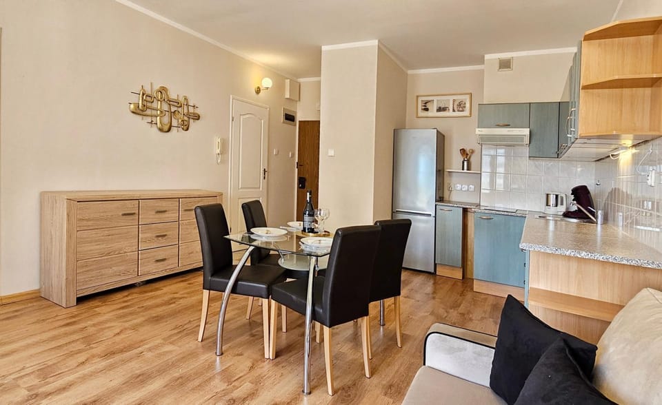 HolidayHomePL Statek 210 z sypialnią i dwoma balkonami 100m od plaży Apartment in Miedzyzdroje