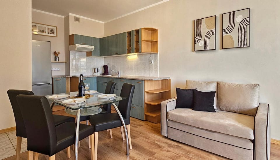 HolidayHomePL Statek 210 z sypialnią i dwoma balkonami 100m od plaży Apartment in Miedzyzdroje