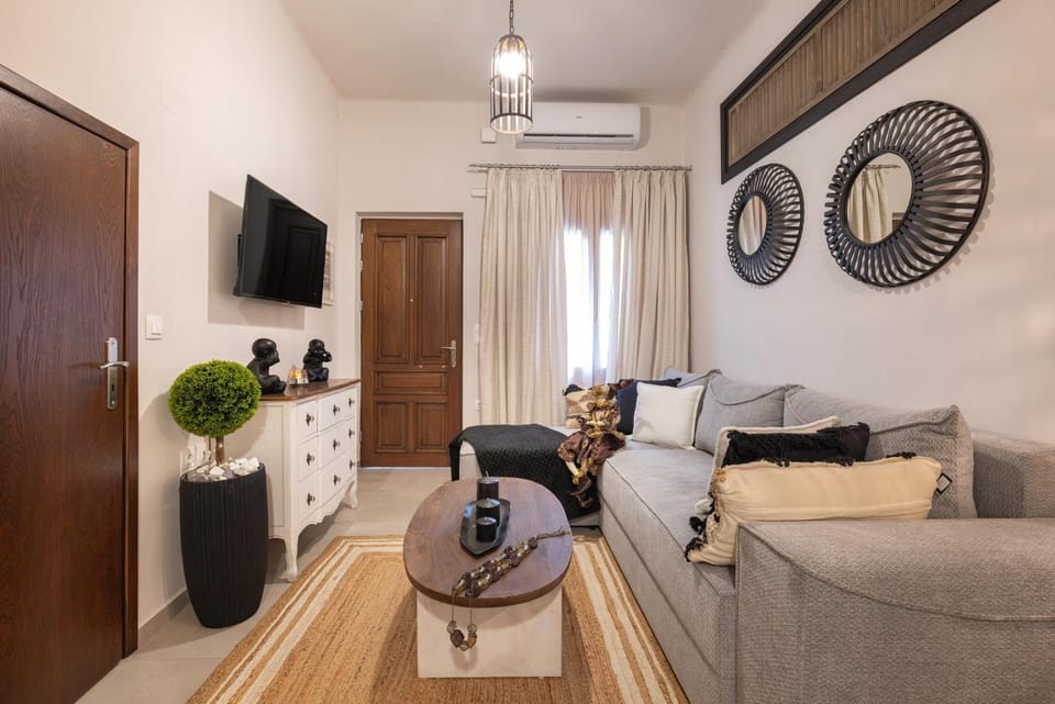 TV and multimedia, Living room, Seating area, air conditioner