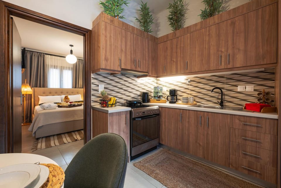 Bed, Kitchen or kitchenette, Photo of the whole room, Dining area, Bedroom, oven