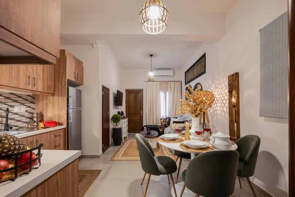 Kitchen or kitchenette, Living room, Seating area, Dining area, Food, oven