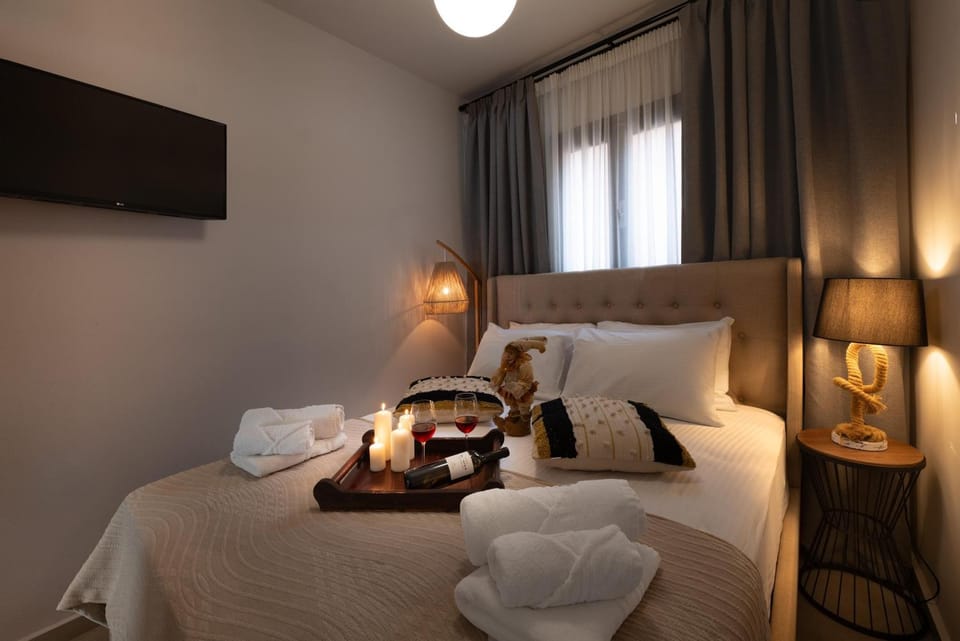 Bed, TV and multimedia, Photo of the whole room, Bedroom, towels