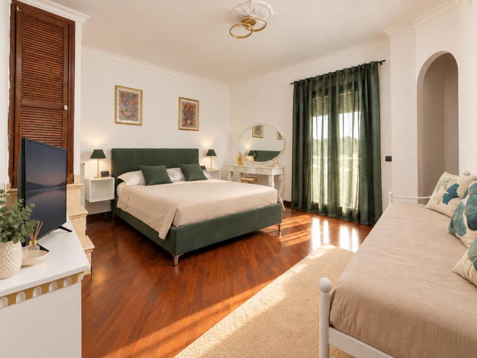 Bed, TV and multimedia, Photo of the whole room, furniture, heating, locker, wardrobe
