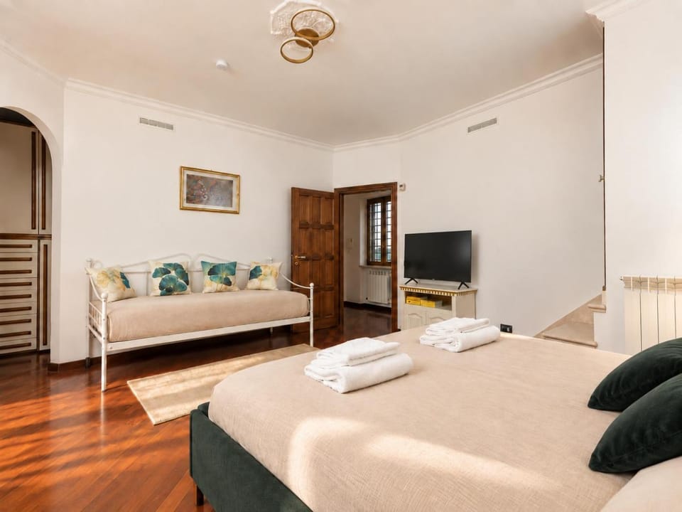 Bed, TV and multimedia, Bedroom, furniture, locker, towels