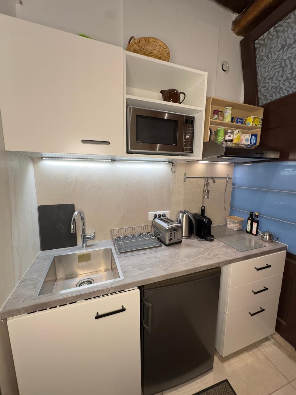 Coffee/tea facilities, Kitchen or kitchenette, stove, toaster