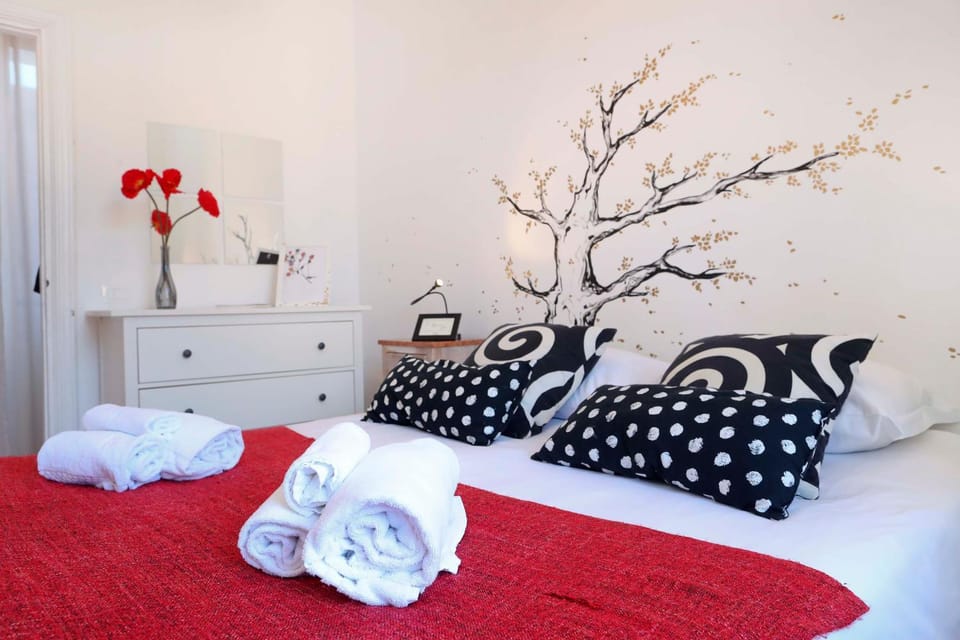 Bed, Photo of the whole room, Decorative detail, Bedroom