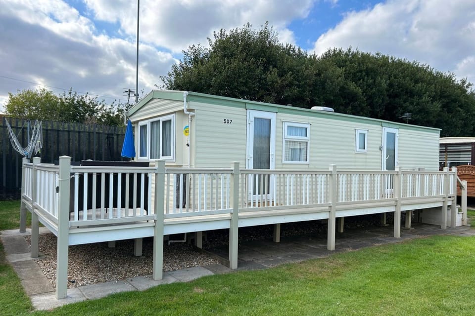 2 Bed Caravan - Sleeps 6 - Pets - Parking - Wifi House in Ingoldmells