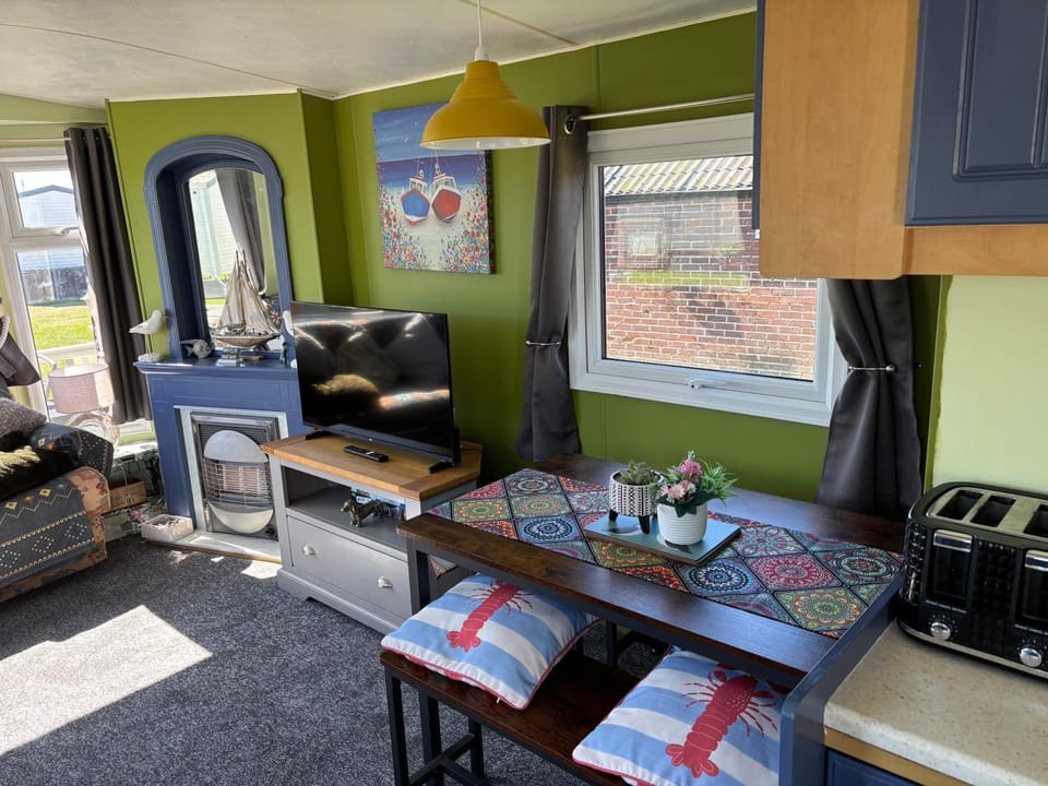 3 Bed Caravan - Sleeps 8 - Pets - Parking - Wifi House in Ingoldmells