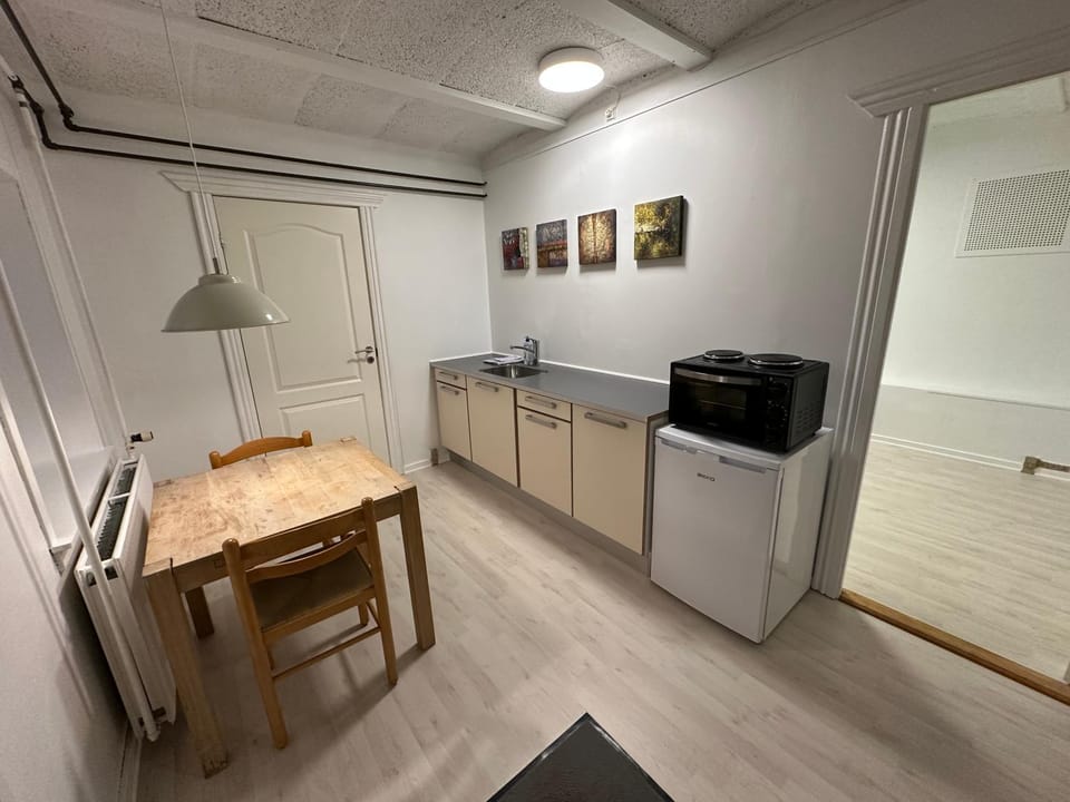 Kitchen or kitchenette, Dining area