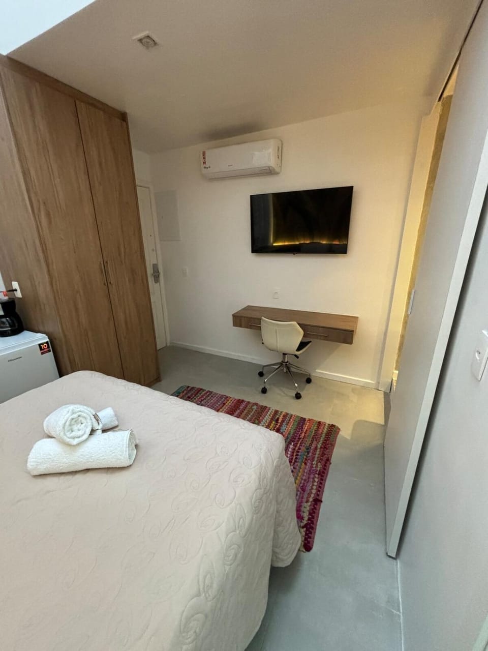 Communal lounge/ TV room, Bed, TV and multimedia, Photo of the whole room, Evening entertainment, Bedroom, towels, air conditioner