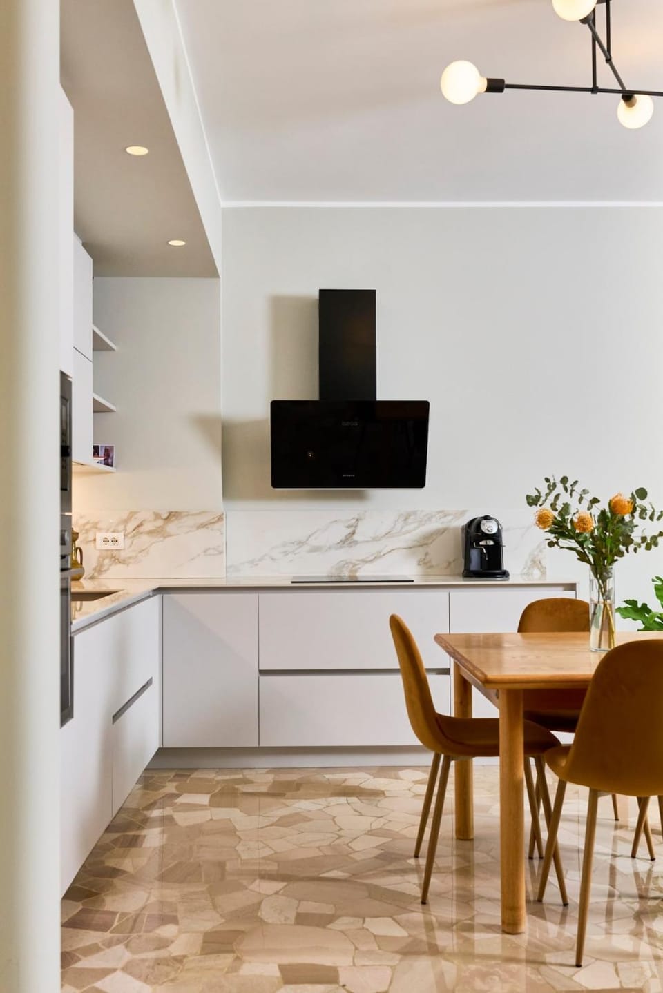 Kitchen or kitchenette, Dining area