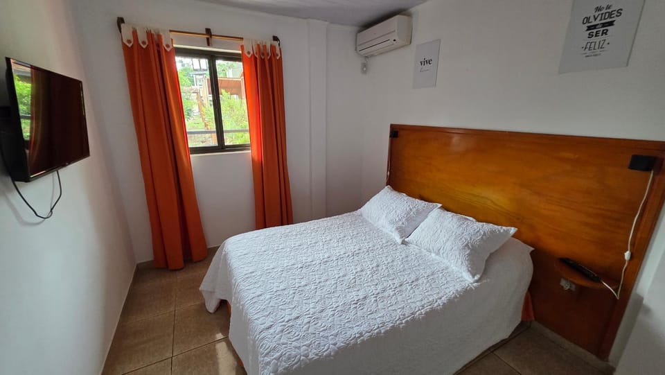 Bed, TV and multimedia, Photo of the whole room, Bedroom, air conditioner