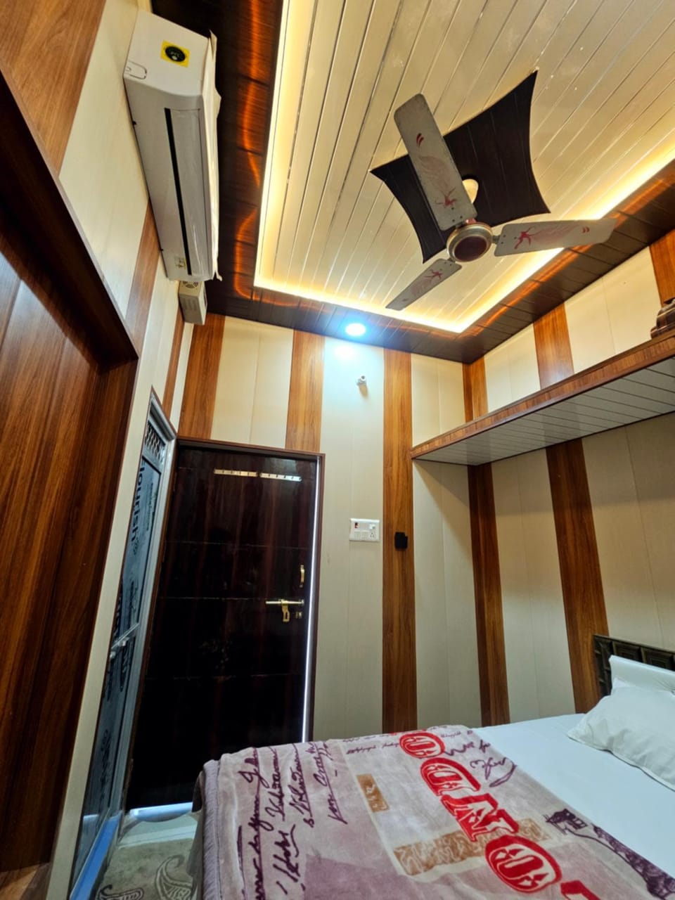 Bed, Photo of the whole room, Bedroom, air conditioner