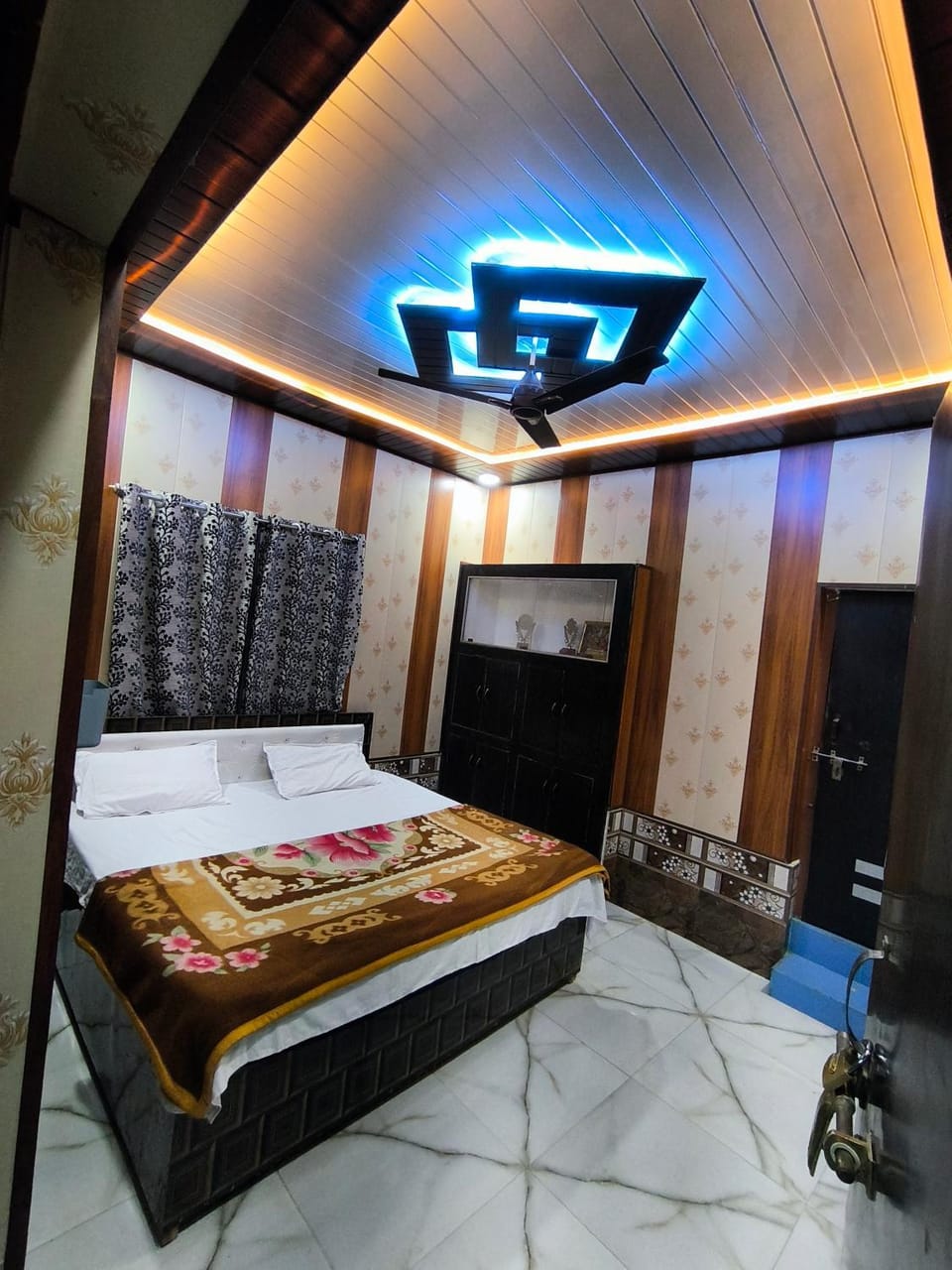 Bed, Living room, Photo of the whole room, Seating area, Bedroom