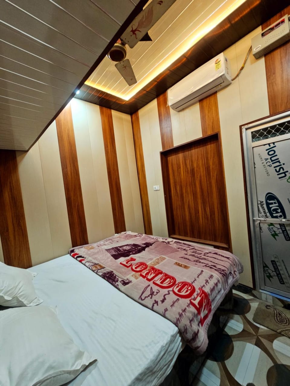 Bed, Photo of the whole room, Bedroom, air conditioner