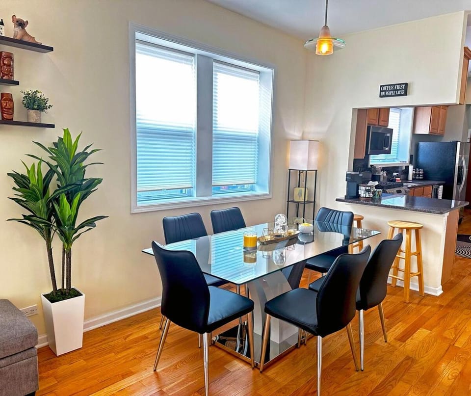 Spacious and Modern 3BD 2BA Home- Garage Parking! Apartment in Chicago