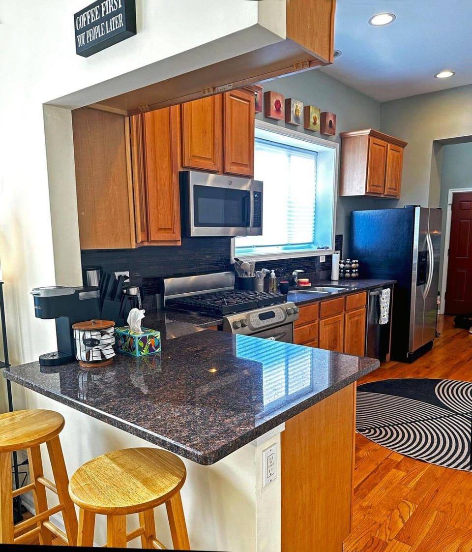Spacious and Modern 3BD 2BA Home- Garage Parking! Apartment in Chicago
