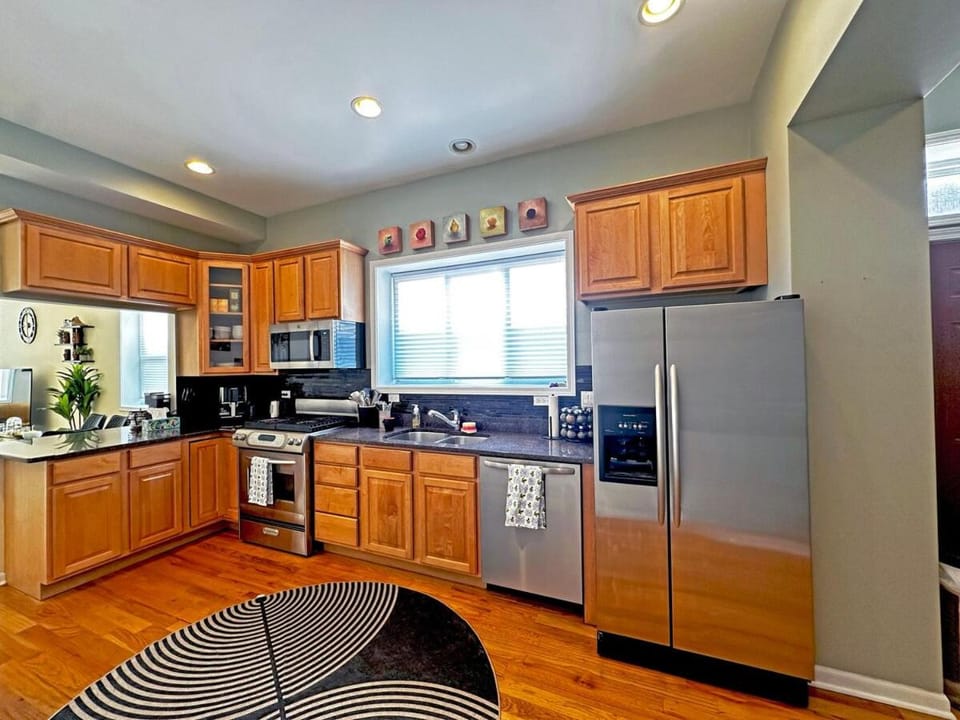 Spacious and Modern 3BD 2BA Home- Garage Parking! Apartment in Chicago