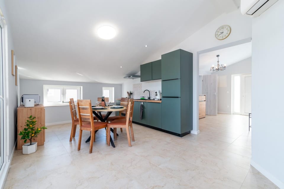 Kitchen or kitchenette, Dining area, oven, stove