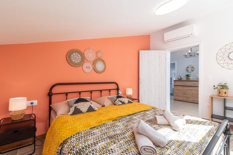 Bed, Photo of the whole room, Bedroom, towels, wardrobe, air conditioner