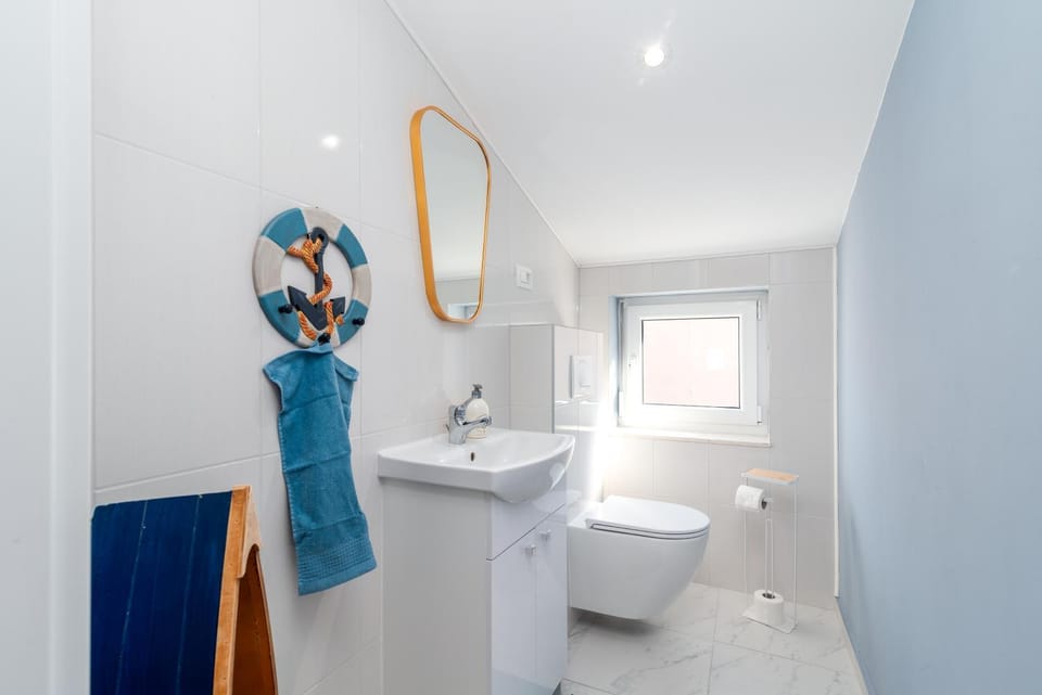 Toilet, towels
