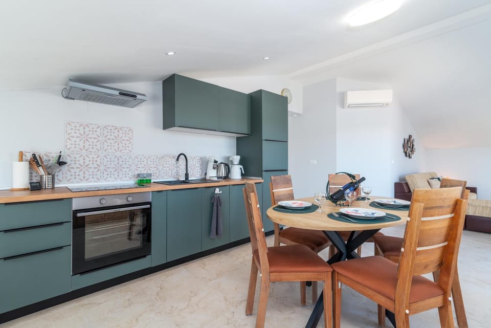 Coffee/tea facilities, Kitchen or kitchenette, Dining area, dishwasher, oven, stove, toaster