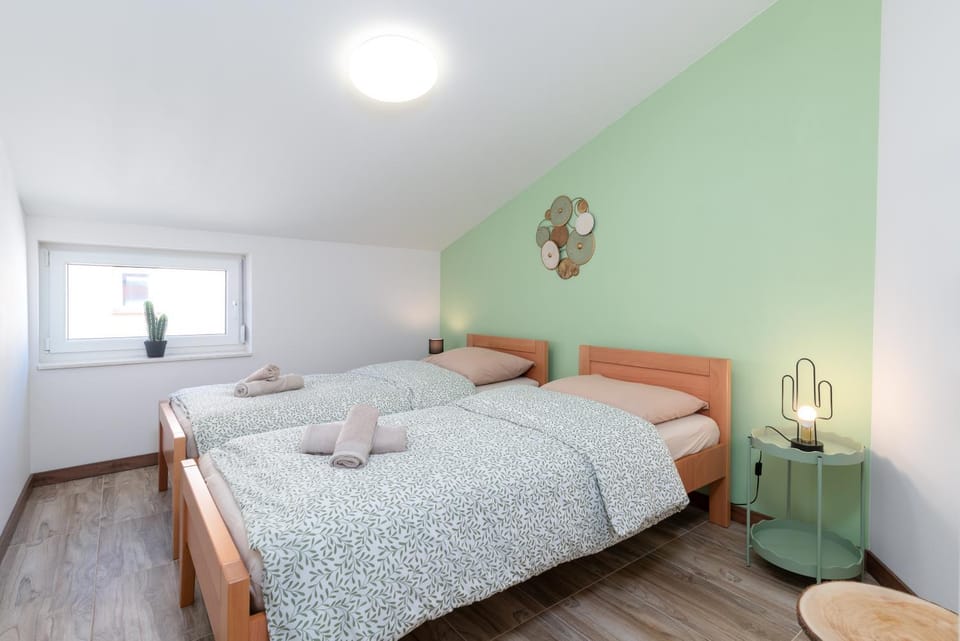 Bed, Photo of the whole room, Bedroom, towels