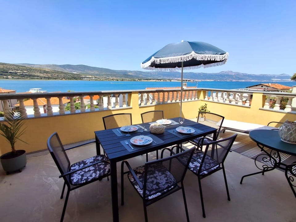 Day, Natural landscape, View (from property/room), Balcony/Terrace, Dining area, Mountain view, Sea view