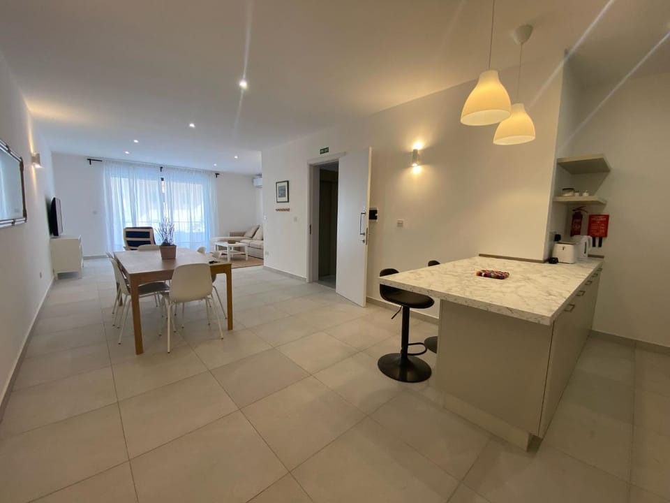 Kitchen or kitchenette, Living room, Seating area, Dining area
