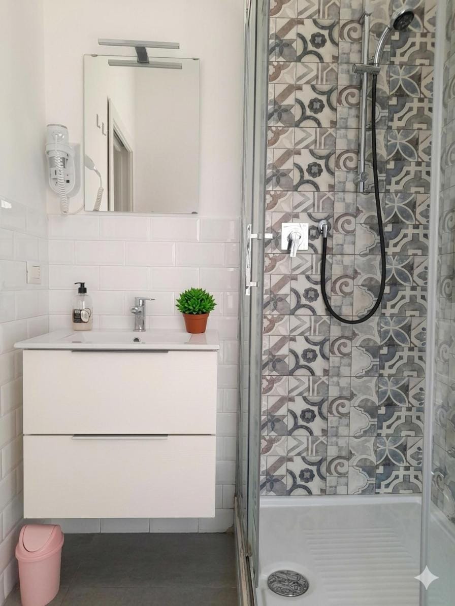 -L' Oasi Del Turista, Room 4- CENTRAL STATION Bed and Breakfast in Milan