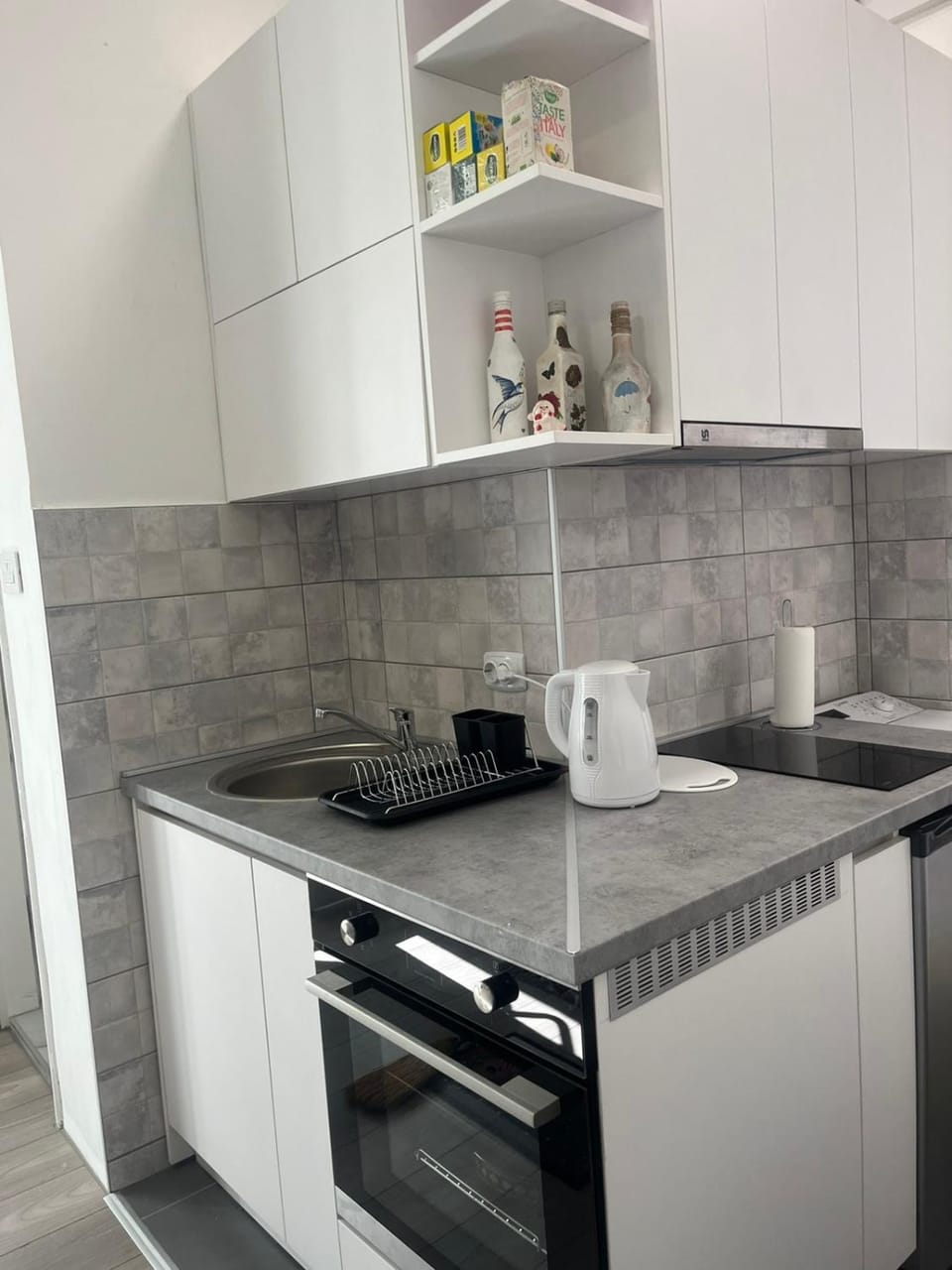 Coffee/tea facilities, Kitchen or kitchenette, stove
