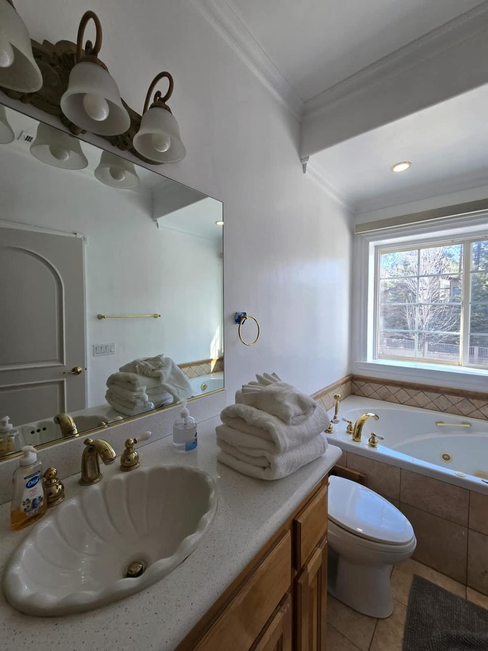 Munguia Summit Camp Modern Unit B Inn in Big Bear