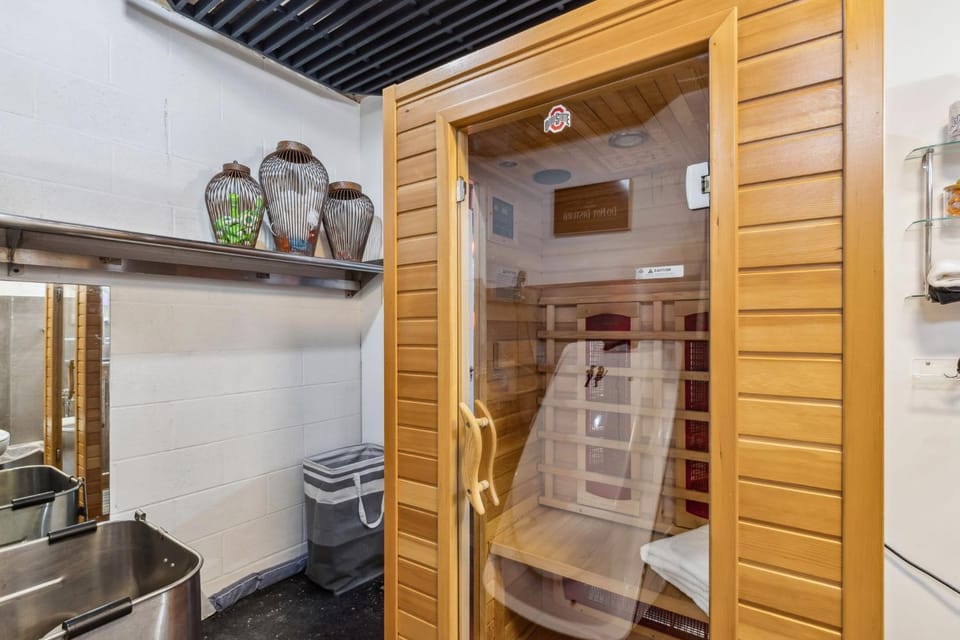 Lakefront Beach House - Sauna & Steam Pod Retreat House in Lake Erie