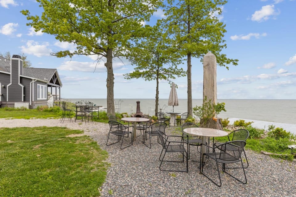 Lakefront Beach House - Sauna & Steam Pod Retreat House in Lake Erie