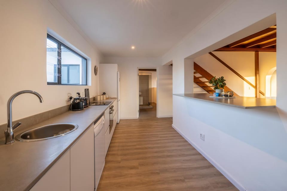 Kitchen or kitchenette, dishwasher, stove