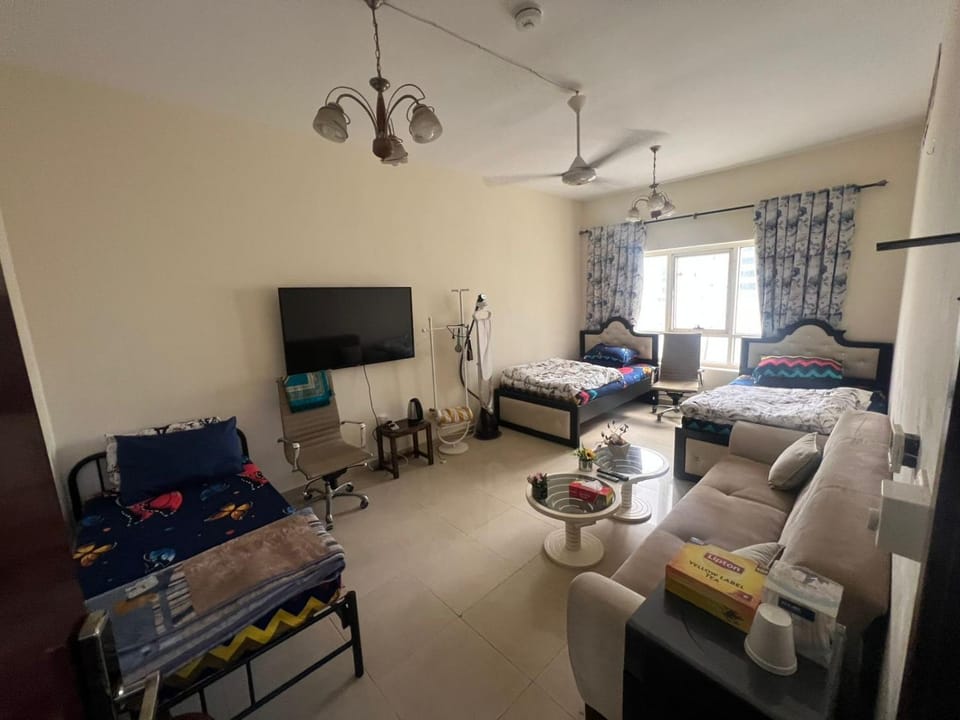 SHJ DXB Sunny Border Guesthouse Bed and Breakfast in Al Sharjah
