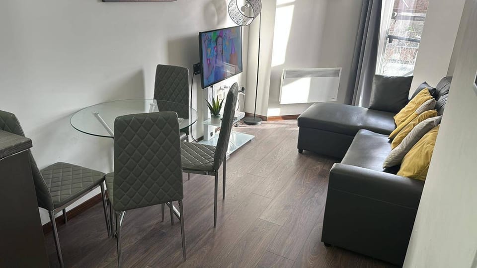 1BR-Sleeps4-Parking-ClosetoCentre Apartment in Solihull
