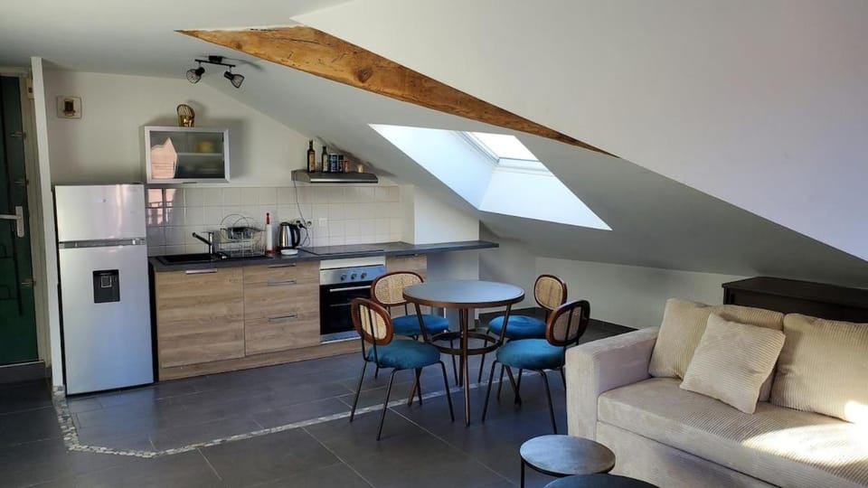 Coffee/tea facilities, Dining area, oven, stove