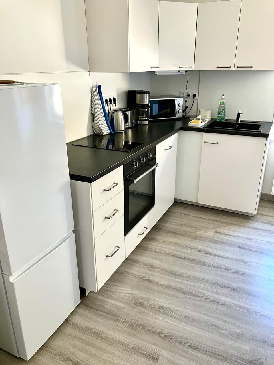 Coffee/tea facilities, Kitchen or kitchenette, dishwasher, oven, stove, toaster