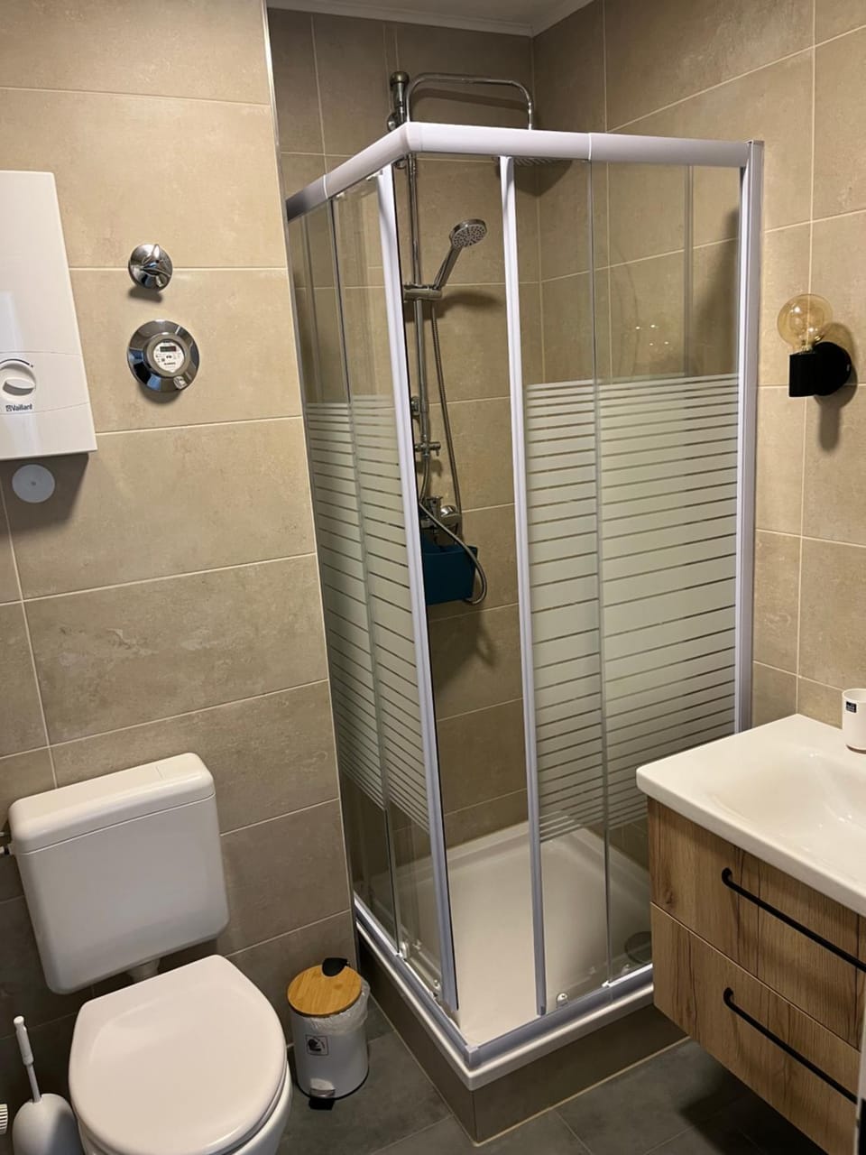 Shower, Toilet, Bathroom, towels