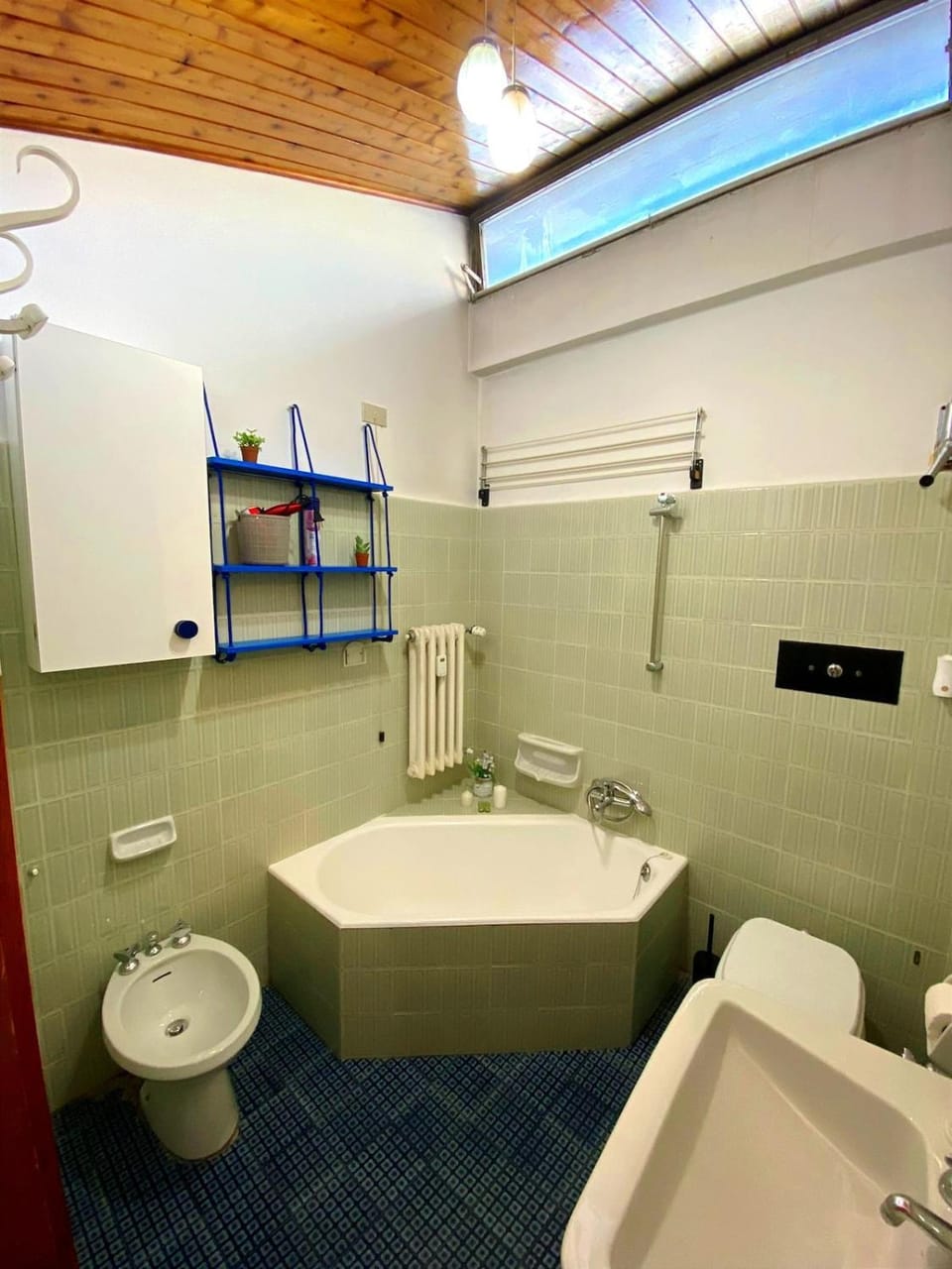 Shower, Toilet, Bathroom, Bath, bidet, towels