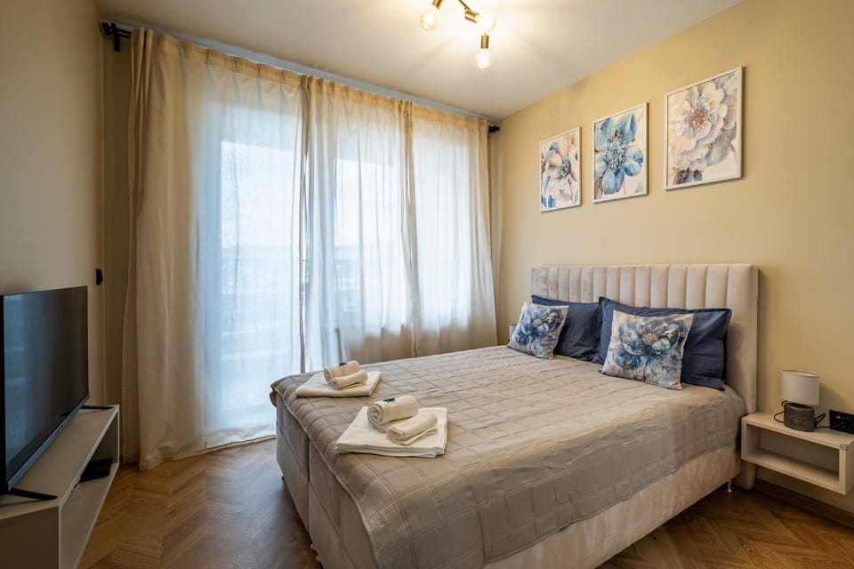 Bed, TV and multimedia, Photo of the whole room, Bedroom, towels
