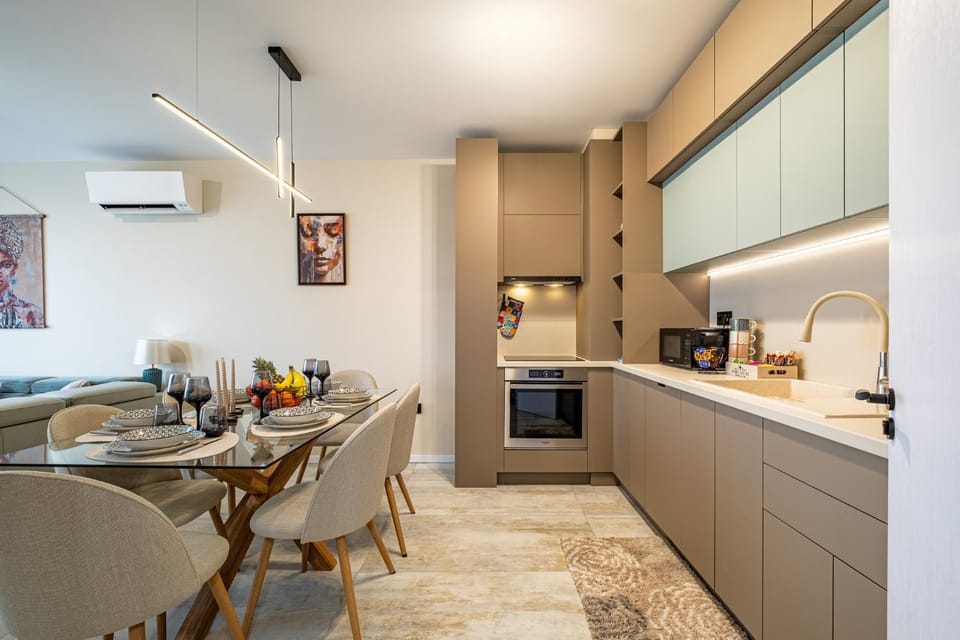 Coffee/tea facilities, Kitchen or kitchenette, Living room, Seating area, Dining area, oven, stove, toaster