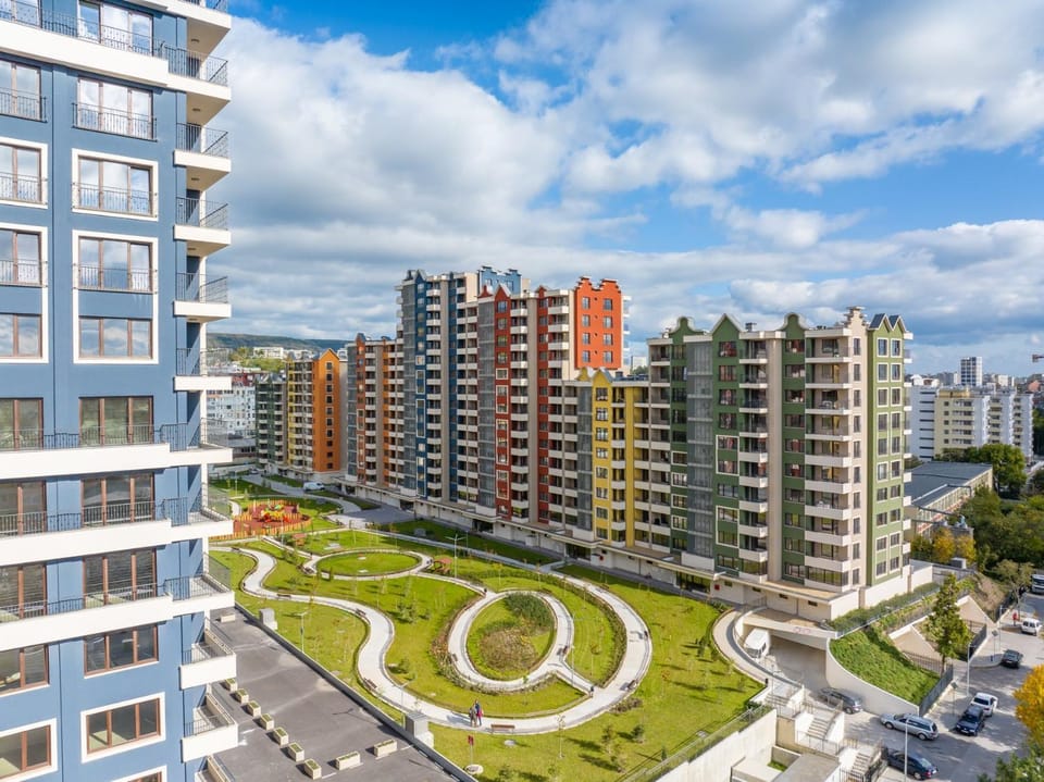 Property building, Day, Neighbourhood, City view, Street view, Location