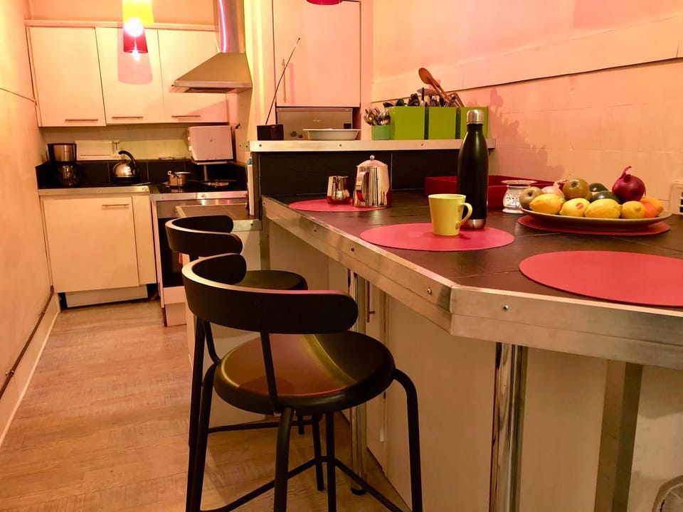 Coffee/tea facilities, Dining area, oven, pet friendly, stove, toaster