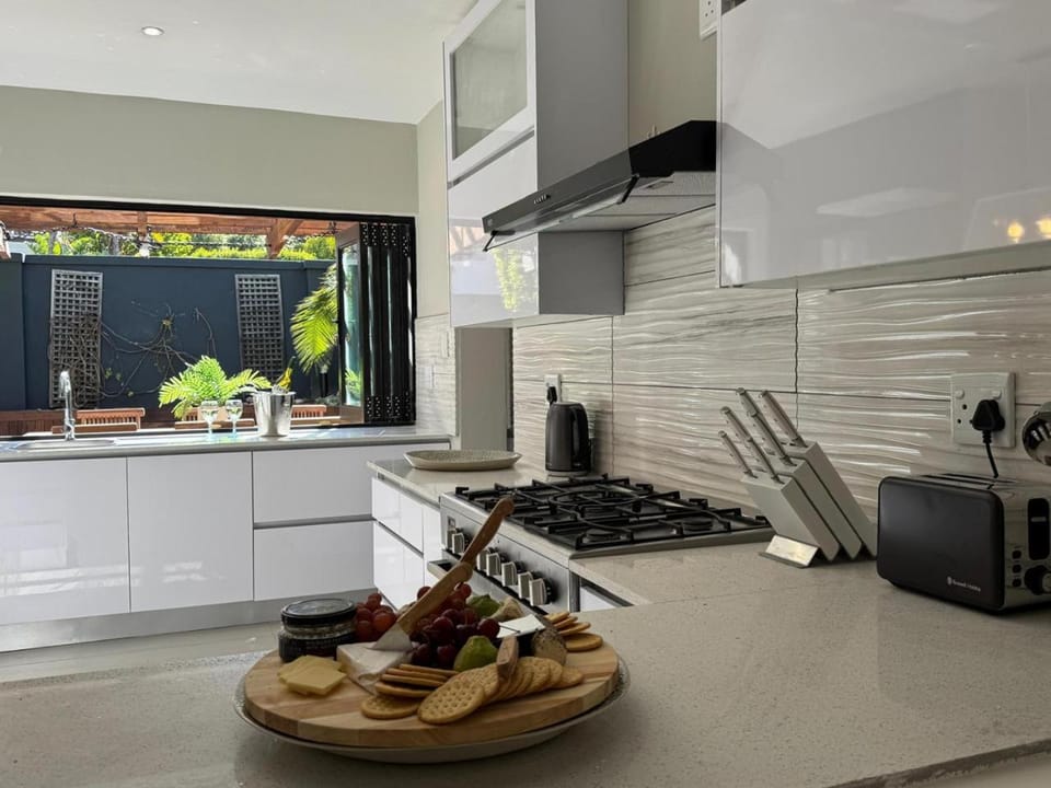Coffee/tea facilities, Kitchen or kitchenette, minibar, pet friendly, stove, toaster